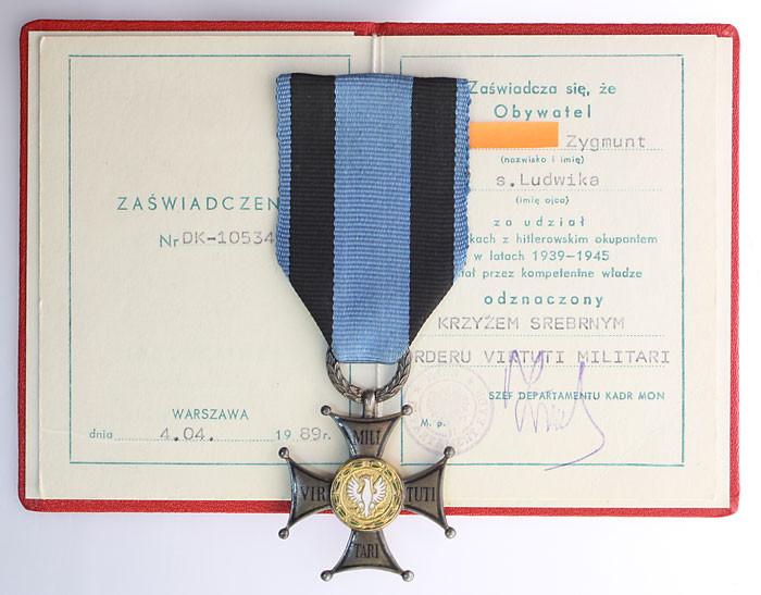 Krzyż Virtuti Militari z dokumentem. Wykonanie mennicze.