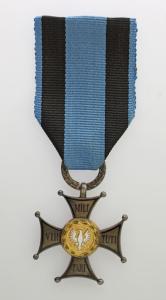 Krzyż Virtuti Militari z dokumentem. Wykonanie mennicze.