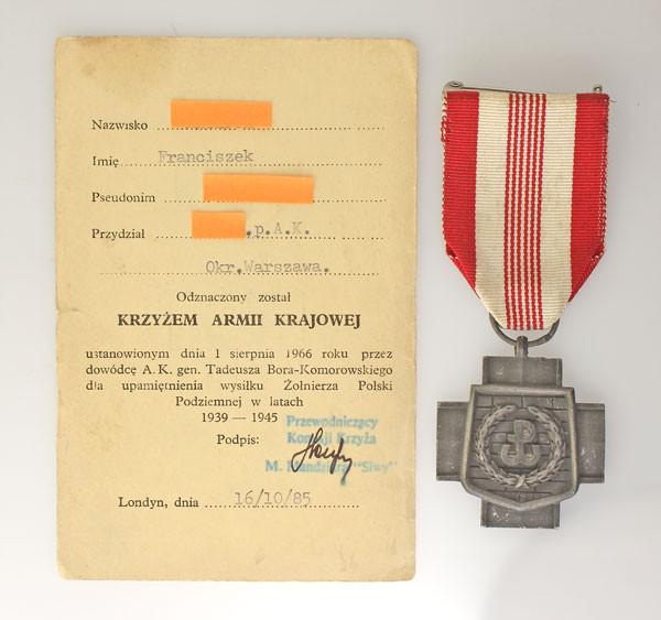 Krzyż AK produkcji londyńskiej z dokumentem