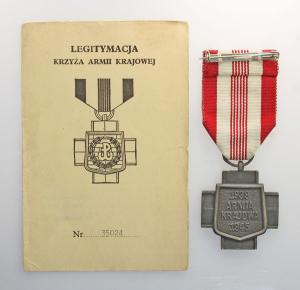 Krzyż AK produkcji londyńskiej z dokumentem